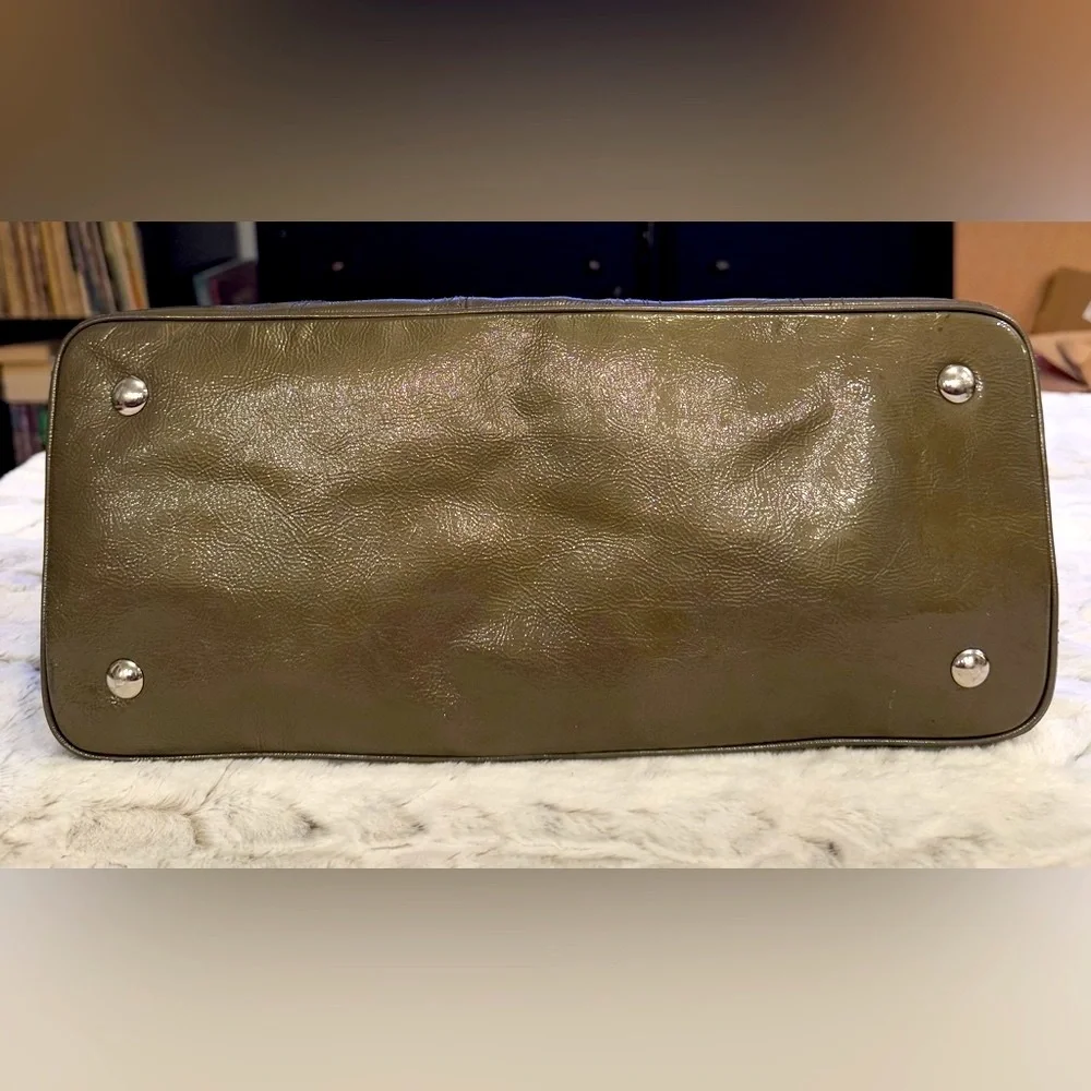 Coach Signature Stitch Patent Leather, Olive Green, 3 Section KISS Lock Purse - Picture 7 of 16